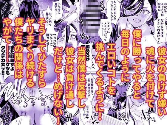 眼鏡をかけた女性が眉を下げて真剣な表情で前方を見つめ、口を結んでいる。